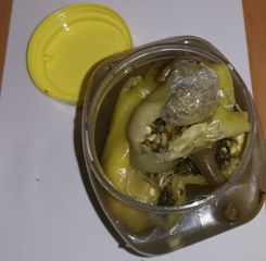 Türməyə bibər turşusunda narkotik keçirmək istədi - FOTO