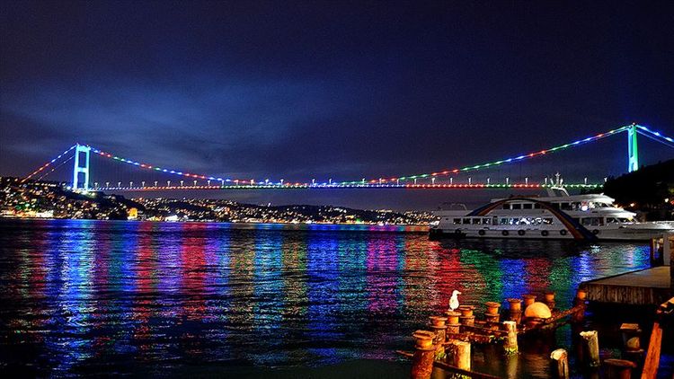 İstanbulda 3 körpü Azərbaycan Bayrağının rənginə boyandı - FOTO