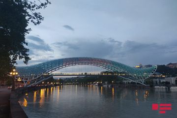 Tbilisidə teleqüllə və körpü Azərbaycan bayrağının rənglərinə boyandı - FOTO