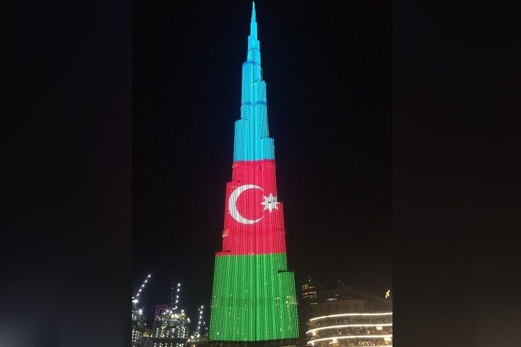 Azərbaycan bayrağı dünyanın ən uca binası üzərində - FOTO