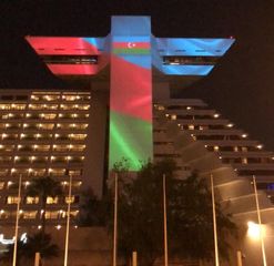 Qətərin paytaxtındakı məşhur bina Azərbaycan bayrağının rəngləri ilə işıqlandırıldı - FOTO