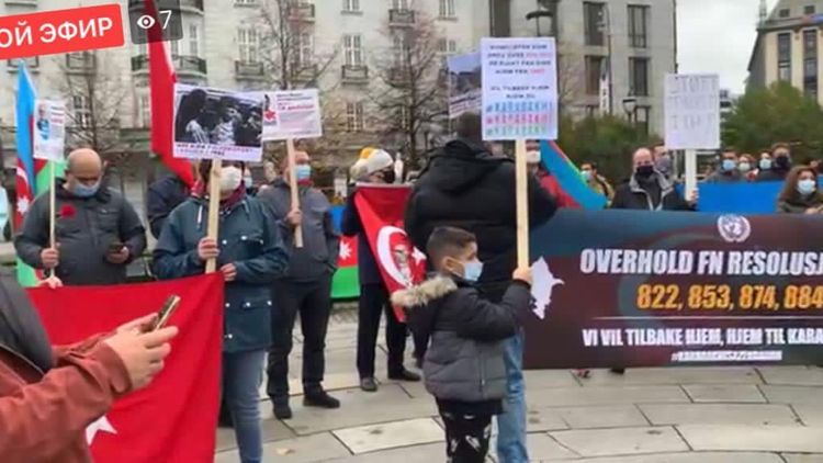 Osloda Parlament binası qarşısında ETİRAZ