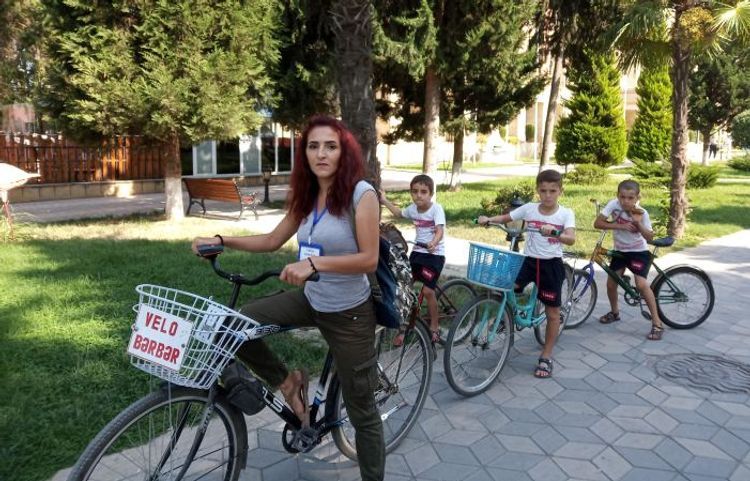 Velosipedin üstündə bərbərlik edən üç uşaq anası - REPORTAJ