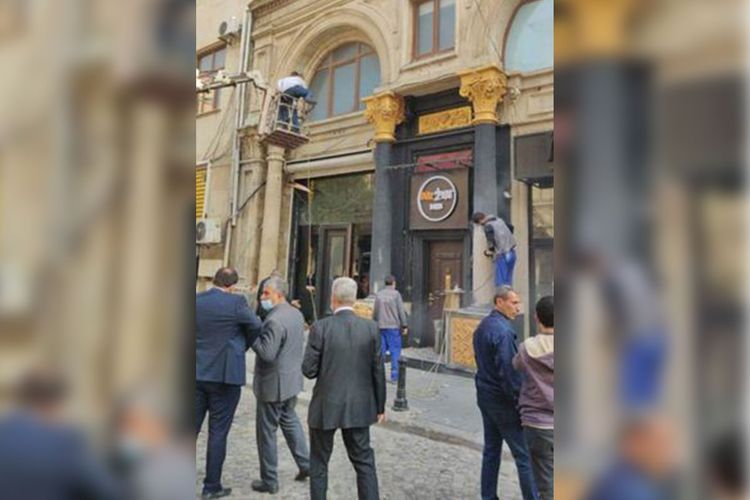 Bakıda tarixi binanın fasadını qara və qızılı rəngə boyayan şəxslər cəzalandırıldı