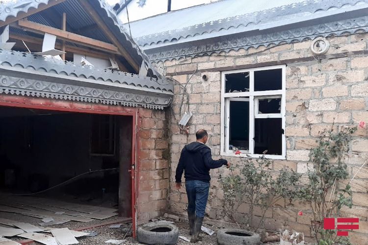 Ermənilərin atdığı mərmi Ağcabədidə yaşayış evinin həyətinə düşdü - FOTO
