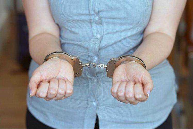 Bakıda qadın evdən külli miqdarda pul oğurladı