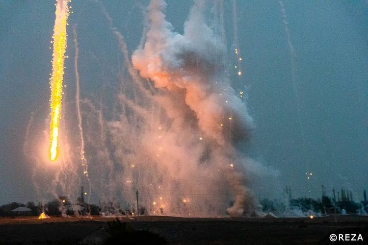 Fosforlu bombaların zərərsizləşdirilməsi anı: Məşhur fotoqrafın gözü ilə - FOTOLAR