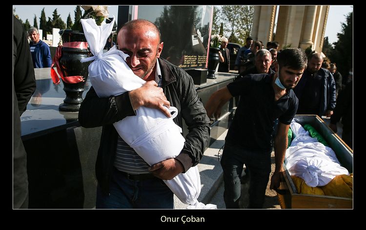 Gəncə terrorunda çəkilən şəkil “Ayın fotosu” seçildi