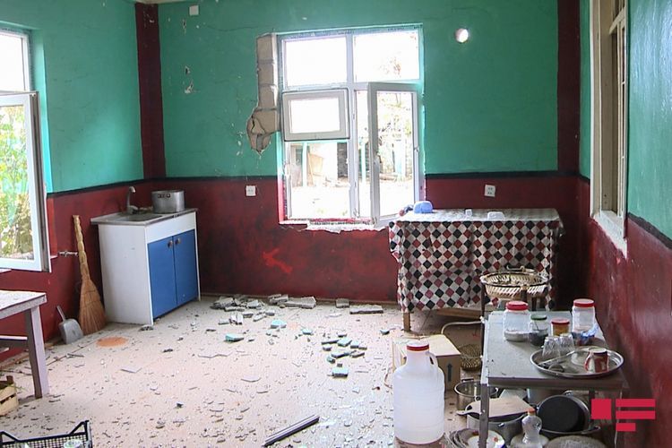 Ermənilərin Ağdam və Ağcabədiyə atdığı mərmilər yaşayış evlərini dağıdıb - FOTO
