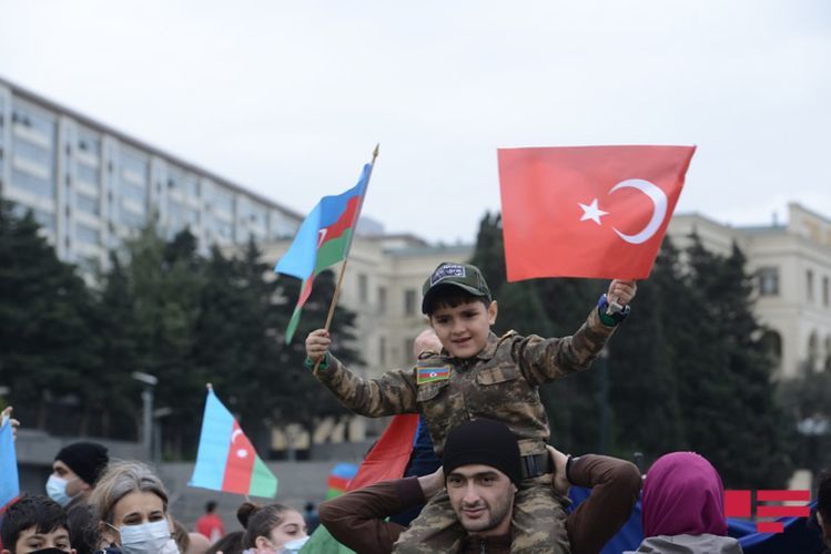 Vətəndaşlar Şuşanın azad edilməsi xəbərini alan kimi Şəhidlər xiyabanına axın edib  - FOTOLENT