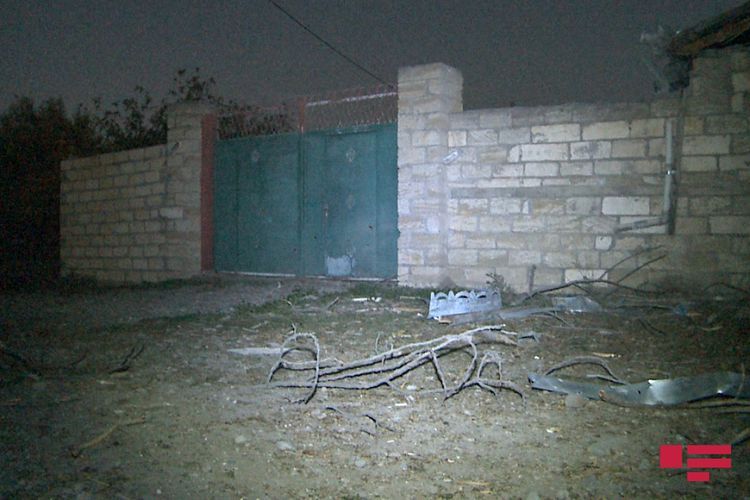 Düşmən mərmisi APA TV-nin operatorunun yaşadığı evin həyətinə düşdü - FOTO