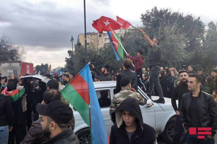 Bakı sakinləri tarixi zəfəri belə qeyd edir - FOTO - VİDEO