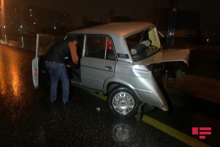 Bakıda iki avtomobil toqquşdu, sürücülərdən biri qaçdı - FOTO - VİDEO