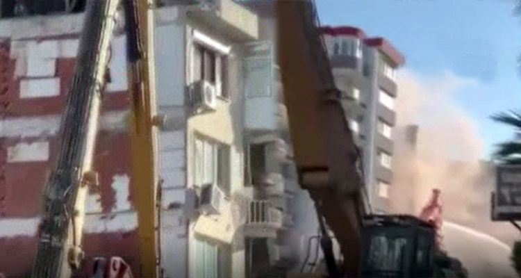 İzmirdə zəlzələdən sonra bina çökdü - VİDEO