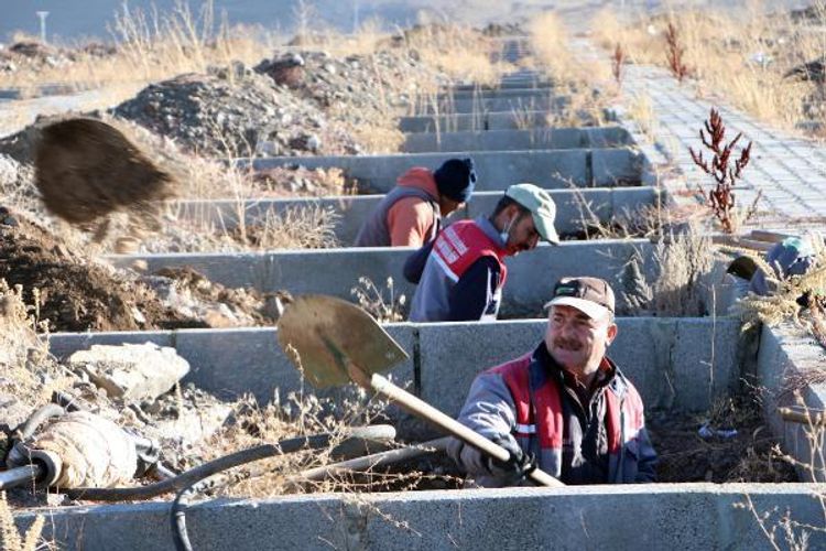 Qışa hazırlıq: 800 qəbir qazılır - FOTOLAR