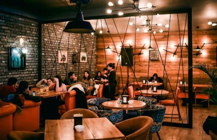 Kafe və restoranlarda sosial məsafəni gözləməyənlər var