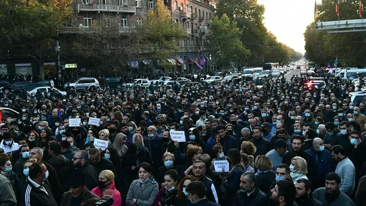 Paşinyanın istefası tələbi ilə kütləvi etiraz aksiyası başladı