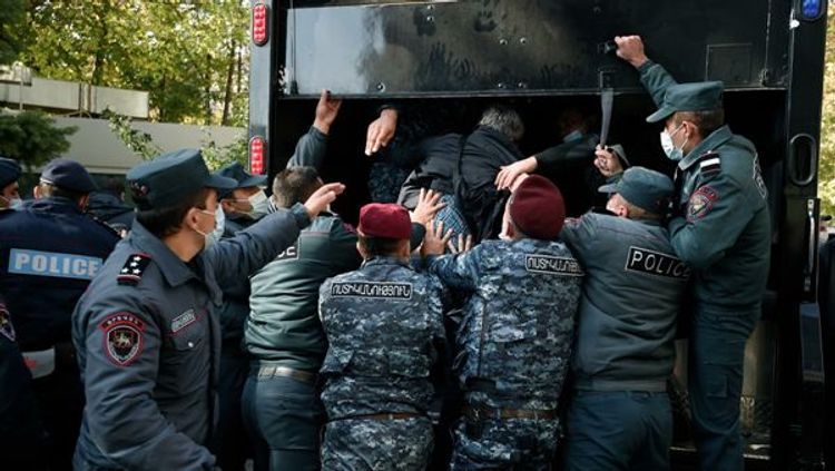 Müxalifət partiyasının deputatları Ermənistan İstintaq Komitəsinə çağırılıb
