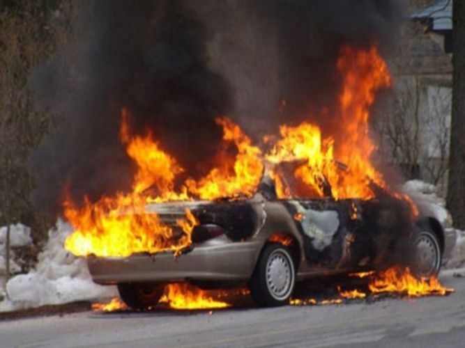 Bakıda yanan avtomobil söndürüldü - YENİLƏNİB