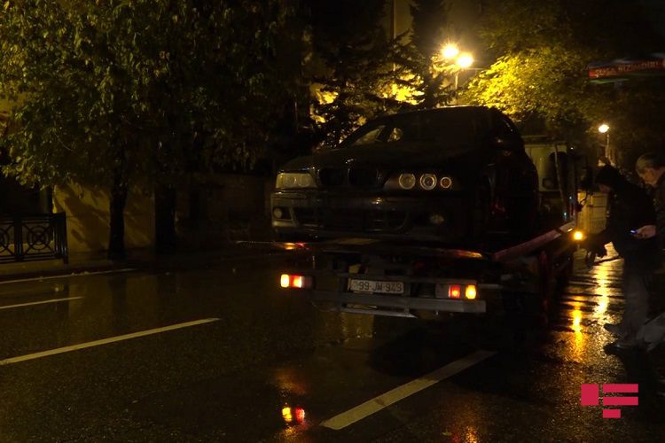 Bakıda toqquşan avtomobillərdən biri işıqfora çırpılıb - FOTO