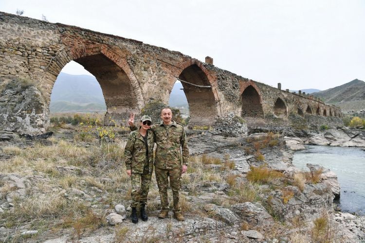 Prezident İlham Əliyev Xudafərin körpüsündə Azərbaycan bayrağını qaldırdı