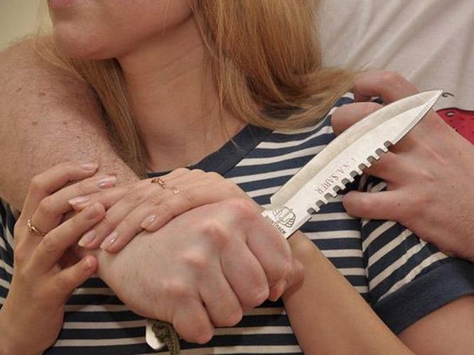 Arvadının boğazını kəsən 68 yaşlı kişi MƏHKƏMƏDƏ