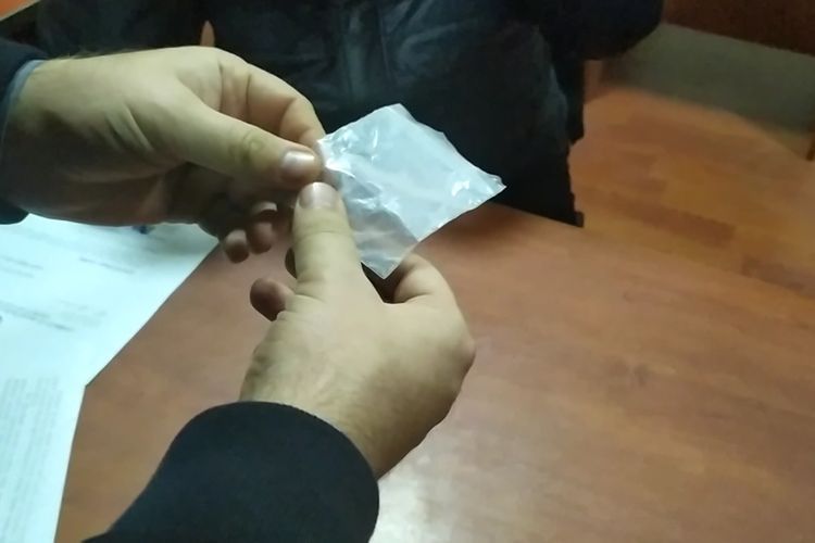 Komendant postundan narkotik keçirmək istəyən şəxs saxlanıldı