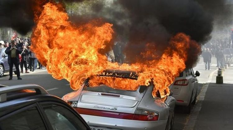 Bakıda “Porsche” markalı avtomobil yandı