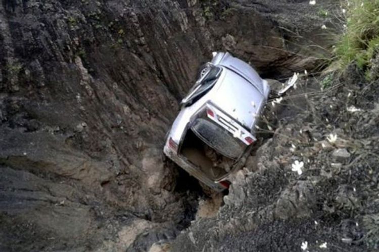 "Toyota"nı dərəyə aşırdı: ölən var