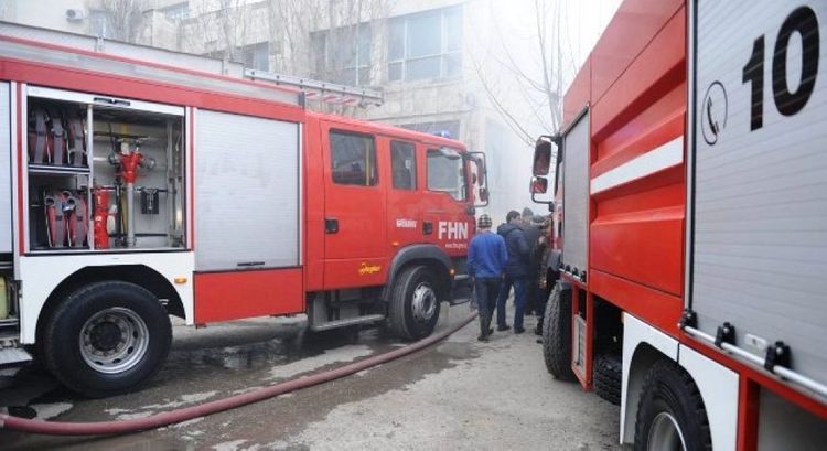 Çoxmənzilli yaşayış binasında yanğın oldu