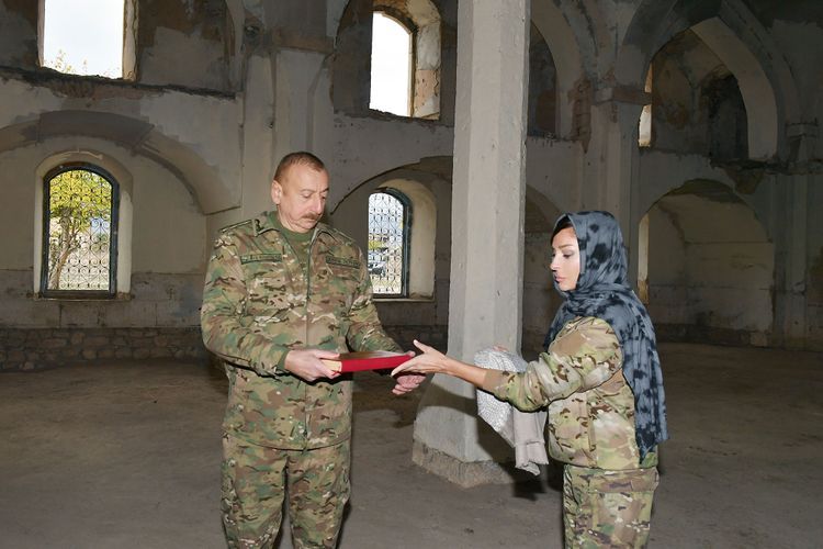Prezident Məkkədən gətirdiyi “Qurani-Kərim”i Ağdam məscidinə bağışladı 