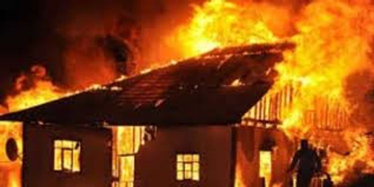 Yanaşı tikilən evlər yandı