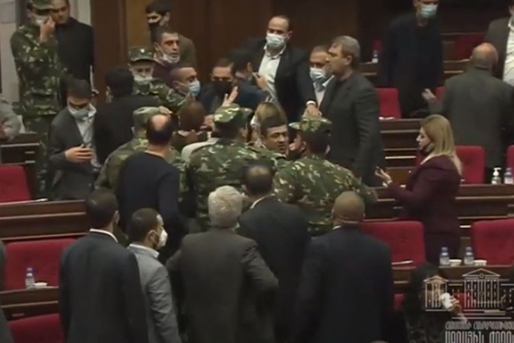 Ermənistan parlamentinin bugünkü iclasında dava  - VİDEO