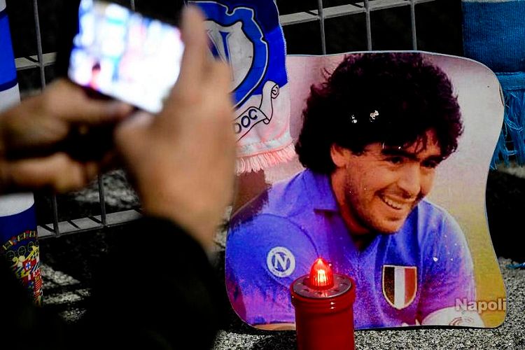 Maradona valideynlərinin yanında dəfn edildi