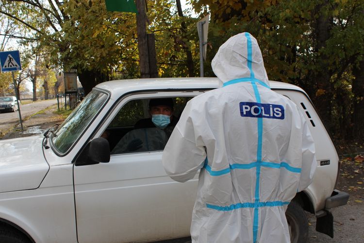 Koronavirus xəstəsi "Niva"da tutuldu - FOTO