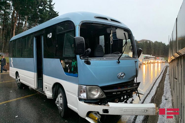 Bakıda mikroavtobus piyadanı vurduqdan sonra aşıb - FOTO