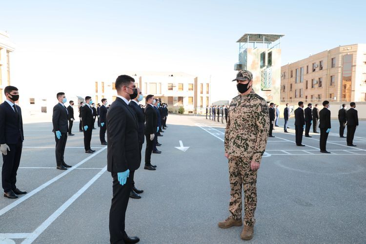 Nazir polis olmaq istəyən gənclərə sıra baxışı keçirdi