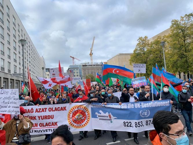 Azərbaycanlılar Berlində etiraz aksiyası keçiriblər
