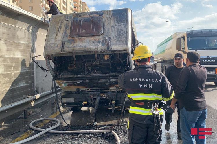Bakıda evakuator yandı: yolda tıxac yaranıb - FOTO
