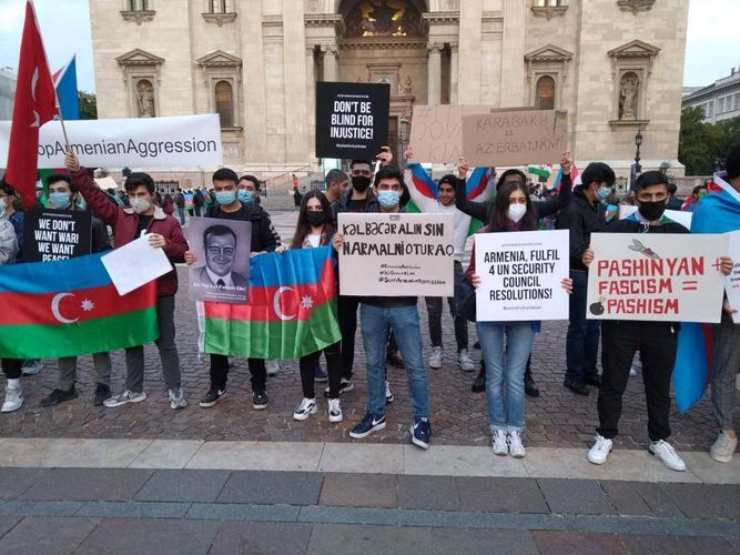 Budapeşt şəhərində Gəncə terroruna etiraz aksiyası keçirilib - FOTOLENT