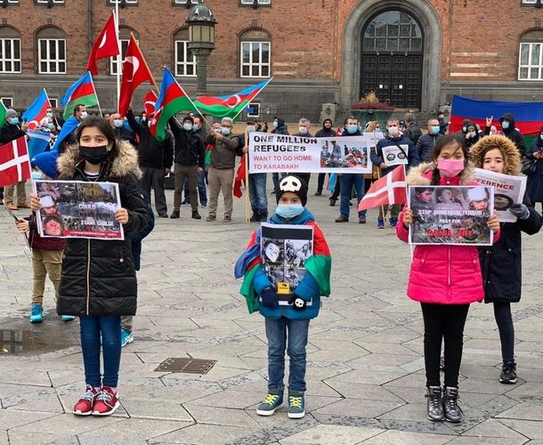 Kopenhagenin “Radhuspladsen” meydanında erməni terroruna qarşı ETİRAZ 