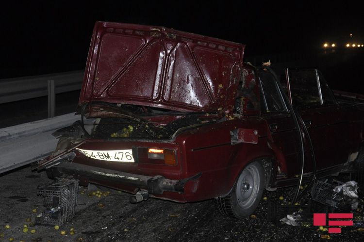 “VAZ 2106” dəmir səddə çırpıldı: sürücü ölüb - FOTO