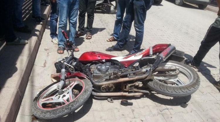 Bakıda motosiklet maşına çırpıldı: sürücü... 