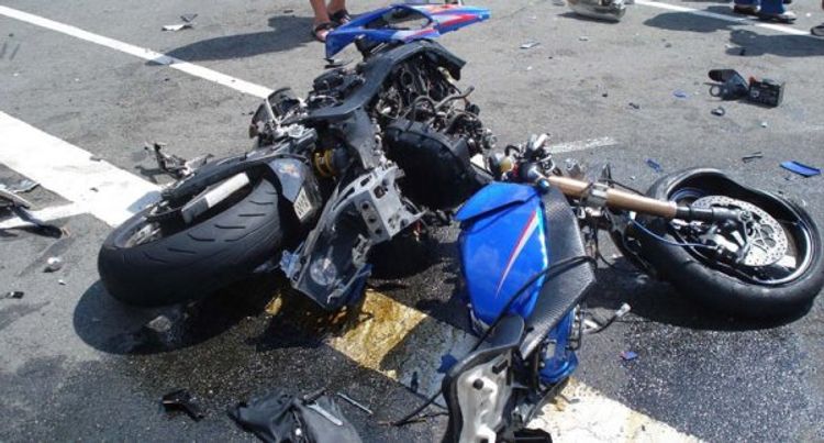Mopedi maşına çırpan sürücü öldü