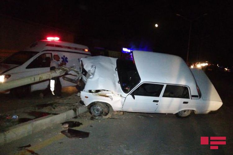 Avtomobil aşdı, sürücünü maşından yaxınlıqdakı insanlar çıxardı - FOTO