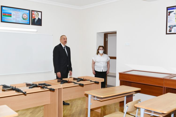 İlham Əliyev Bakıda orta məktəbin yeni korpusunun açılışında - FOTO - YENİLƏNİB