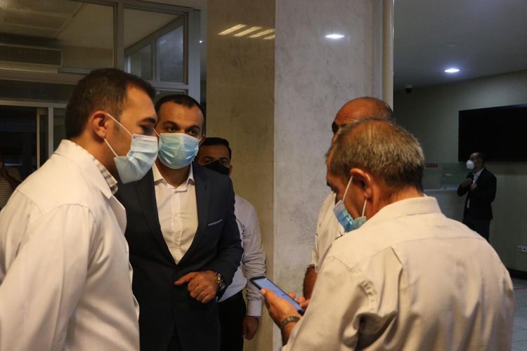 Təhsil Nazirliyinin əməkdaşları 3-cü mərtəbədən yıxılaraq xəsarət alan şagirdə baş çəkdilər - FOTO