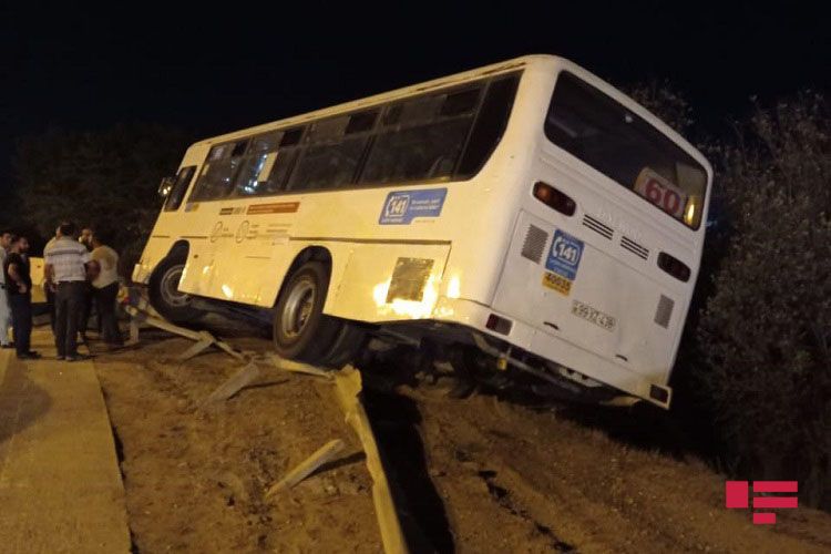Bakıda sərnişin avtobusu qəzaya uğrayıb - FOTO
