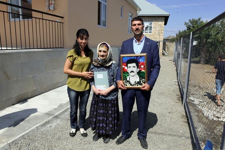 Şəhid ailələrinə ev verildi