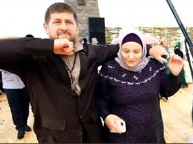 Kadırov qardaşı oğlunun toyunda rəqs etdi - VİDEO